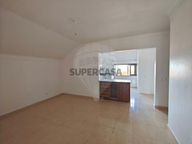 Apartamento T2 em Sobral de Monte Agraço