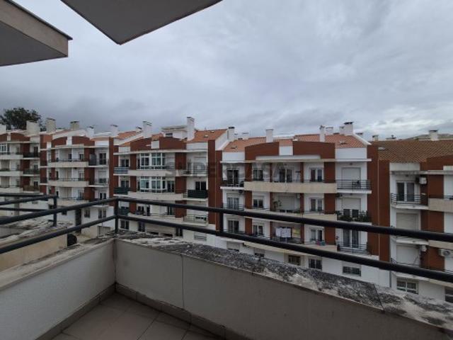 Apartamento T2 Feijó, com arrecadação e 2 varandas