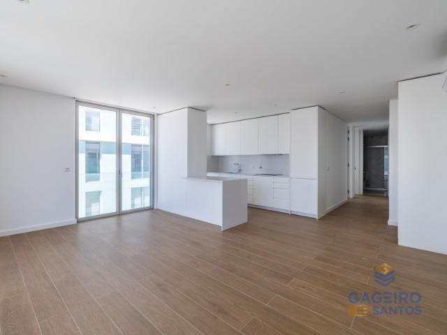 Apartamento T2 inserido em condomínio de luxo na primeira linha de São Martinho do Porto