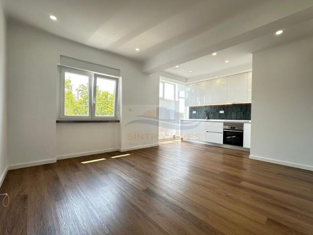 Apartamento T2 junto à escola secundária da Amadora