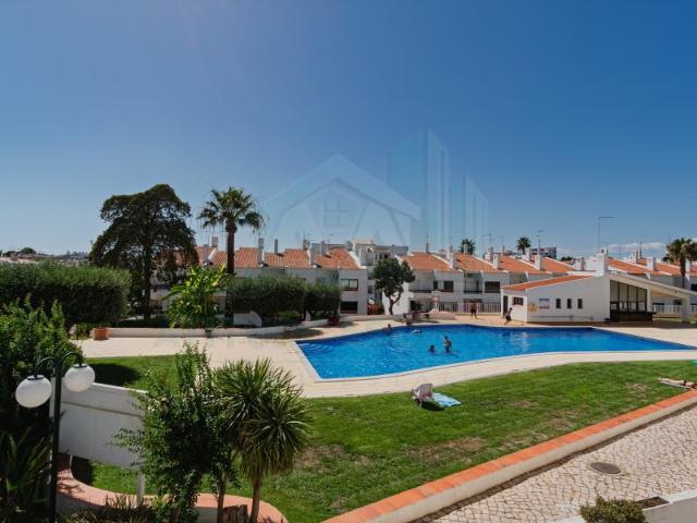 Apartamento T2, localização premium, estacionamento privativo e piscina Montechoro Albufeira