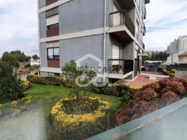 Apartamento T2, localizado no 3º andar de um prédio sem elevador