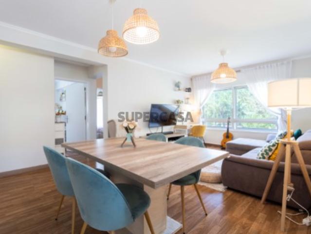 Apartamento T2 Luminoso em Zona Central de Queijas