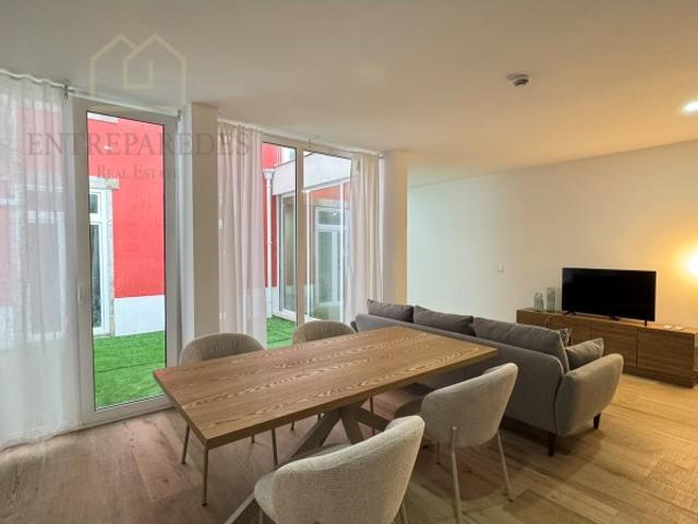 Apartamento T2 mobilado com pátio para comprar na rua Alexandre Herculano Centro do Porto