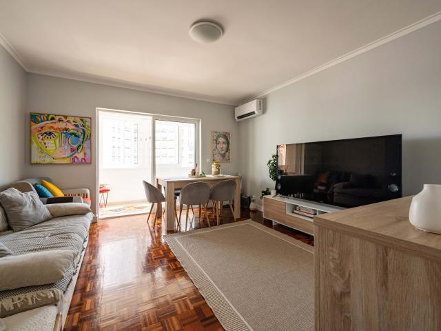 Apartamento T2 mobilado e com varanda em Linda a Velha
