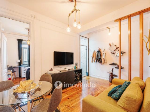 Apartamento T2 mobilado e com cozinha equipada, na Penha de França