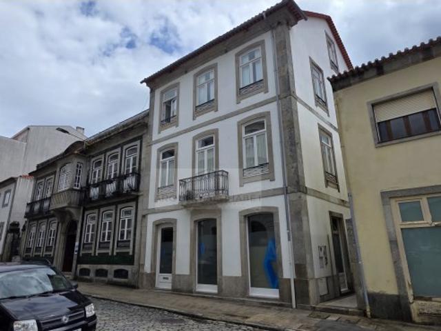 Apartamento T2 mobilado e equipado, com logardouro,centro histórico Viana do Castelo