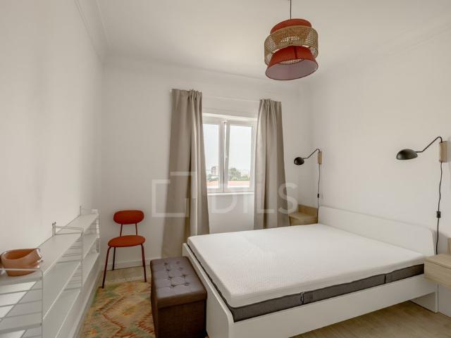Apartamento T2 mobilado, equipado e renovado, na Penha de França