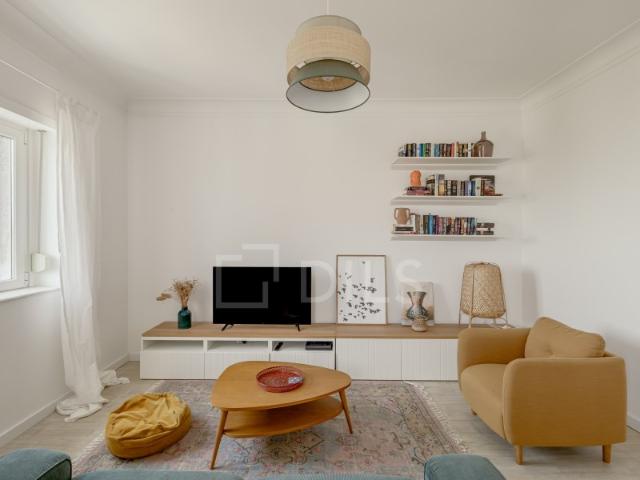 Apartamento T2 mobilado, equipado e renovado, na Penha de França