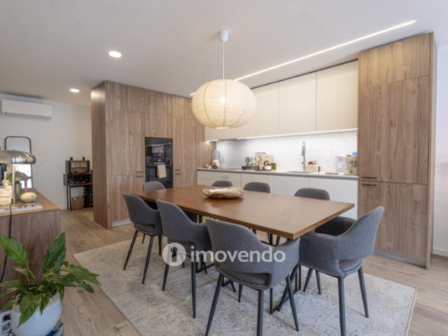Apartamento T2 moderno, com estacionamento, em Vila Nova de Gaia