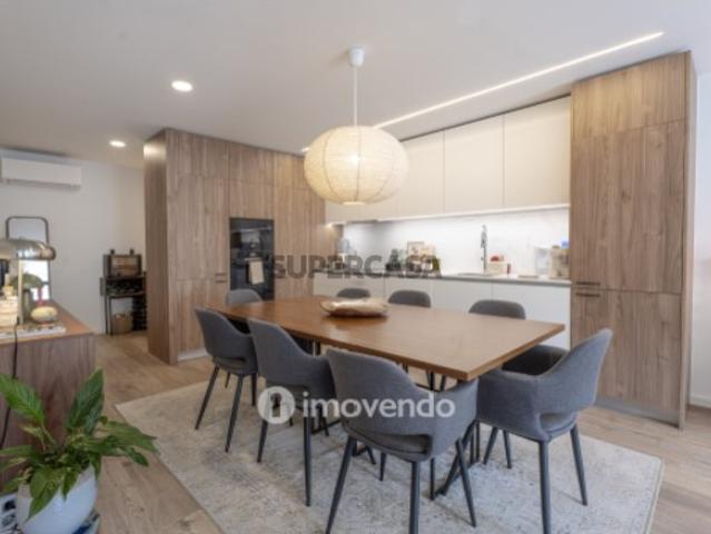 Apartamento T2 moderno, com estacionamento, em Vila Nova de Gaia