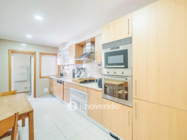Apartamento T2 moderno, com estacionamento, nas Casas do Lago