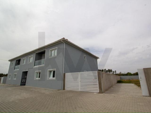 Apartamento T2 Moderno com Fantástico Logradouro Privativo de 278m² – Concavada, Abrantes