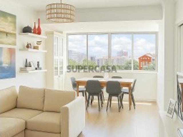 Apartamento T2 moderno e totalmente renovado com vista sobre a cidade e Benfica
