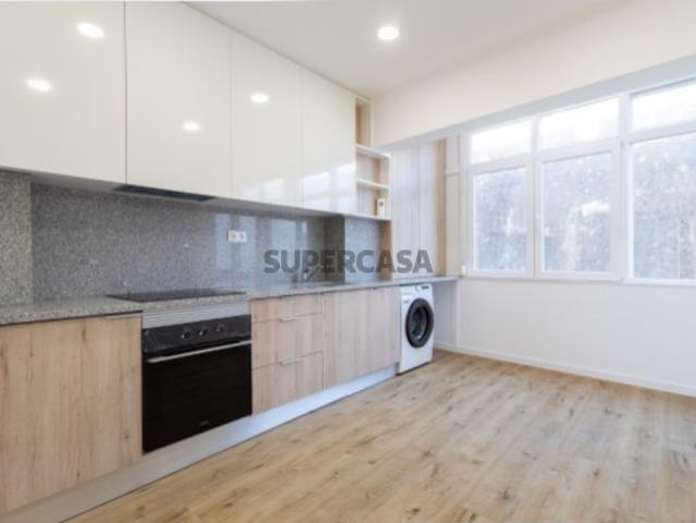 Apartamento T2 Moderno e Tranquilo com Varanda, Próximo da Ponte 25 de Abril e Cacilhas!