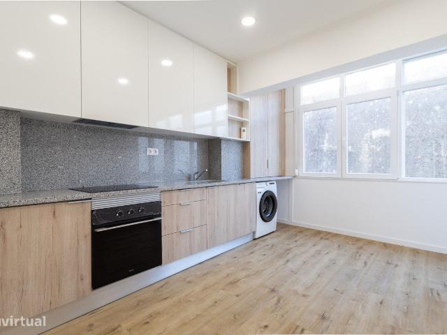 Apartamento T2 Moderno e Tranquilo com Varanda, Prximo da Ponte 25 de