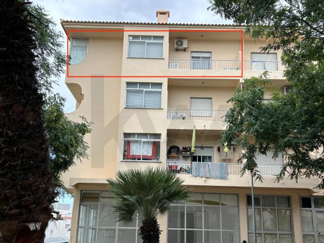 Apartamento T2 não mobilado para arrendamento anual, no 3.º e Último Andar com Elevador