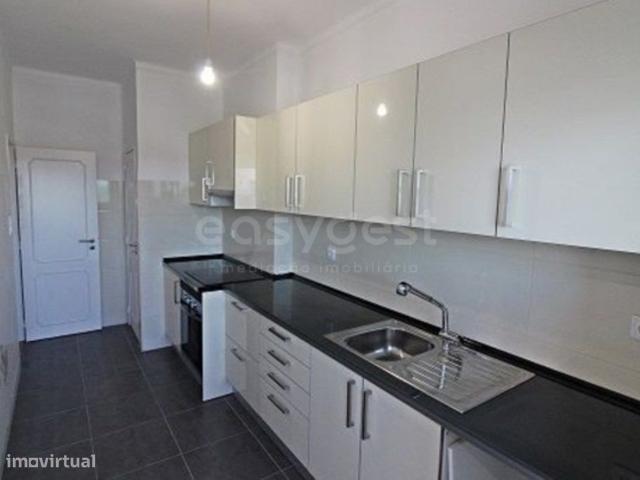 Apartamento T2 na Torre da Marinha com elevador