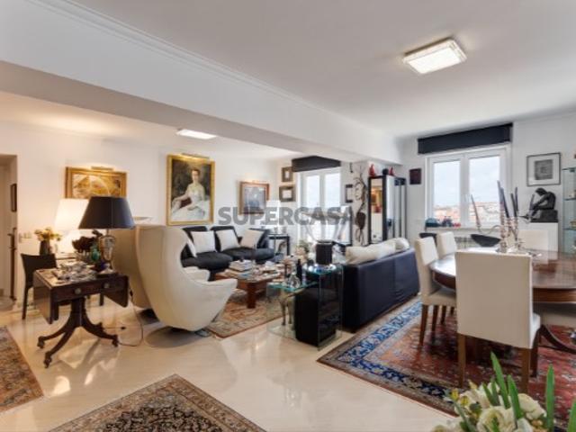 Apartamento de Sonho com 2 quartos e uma Vista Deslumbrante sobre Lisboa, com garagem
