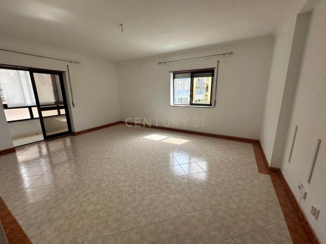 Apartamento T2 na Amora localização privilegiada com lugar de garagem