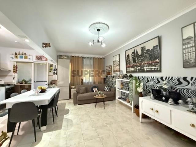 Apartamento T2 na Av. Capitães de Abril