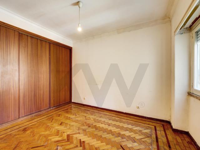 APARTAMENTO T2 NA AVENIDA ALMIRANTE REIS COM METRO À PORTA E ELEVADOR
