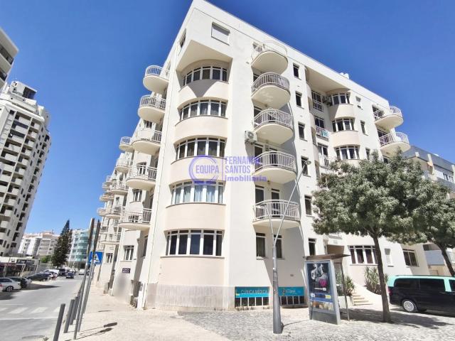 Apartamento T2 na Avenida Beira Mar, com vista mar