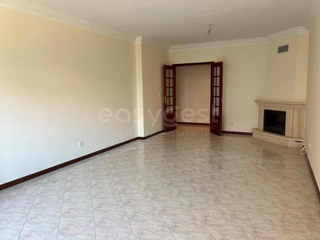 Apartamento T2 na Cavaleira com Varanda e Lugar de Estacionamento