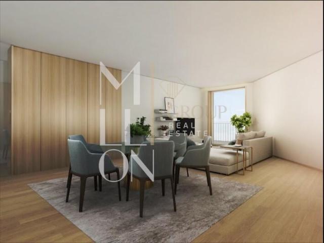 Apartamento T2 na Constituição com lugar de garagem e varandas