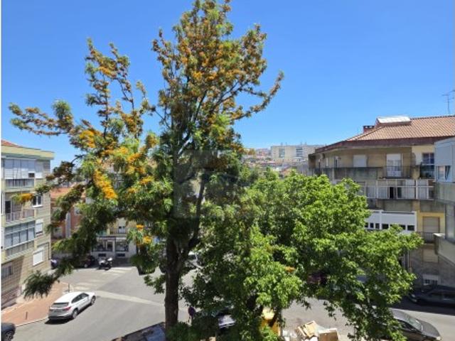 Apartamento T2 na Damaia de Cima Pronto a Habitar excelentes varandas e ótima exposição solar possibilidade de Financiamento a 100%