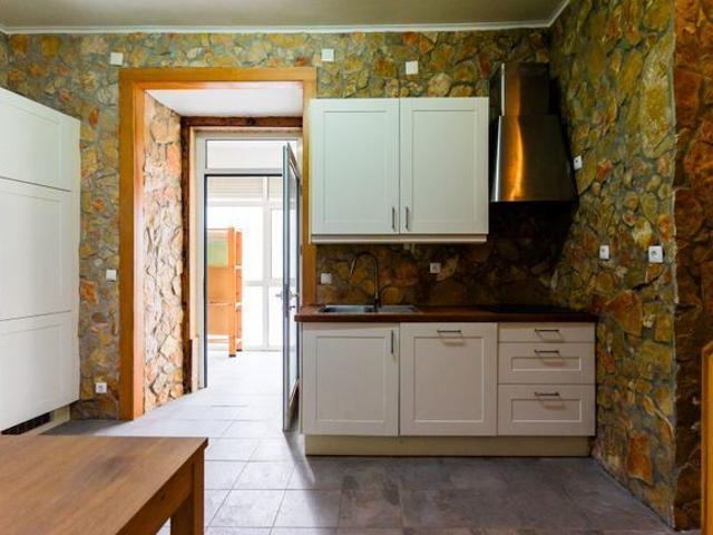 Apartamento T2 na Graça, com logradouro privativo