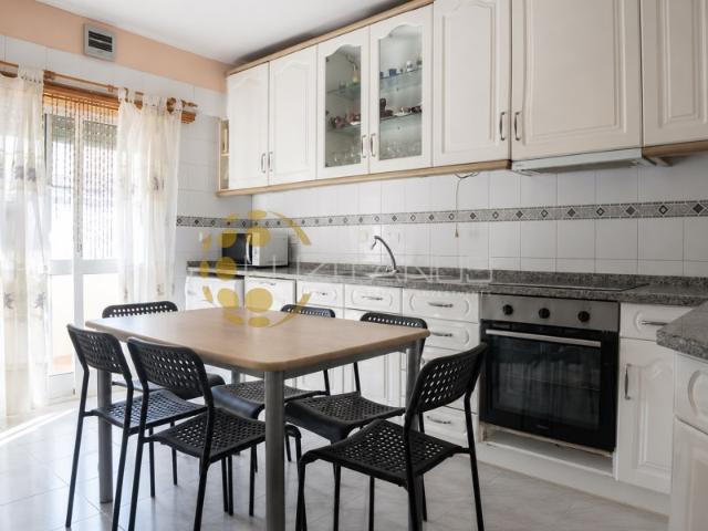 Apartamento T2 na Quinta do Conde com Suíte, Lareira e 2 Varandas