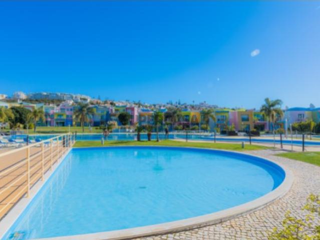 Apartamento T2, situado no Empreendimento Turístico Quinta da Orada, a 100 metros do espelho de água da Marina de Albufeira