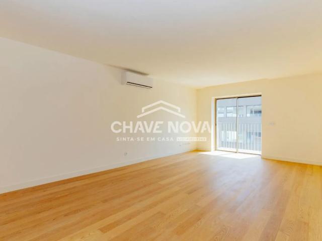 Apartamento T2 na Rua Conde Redondo em Lisboa