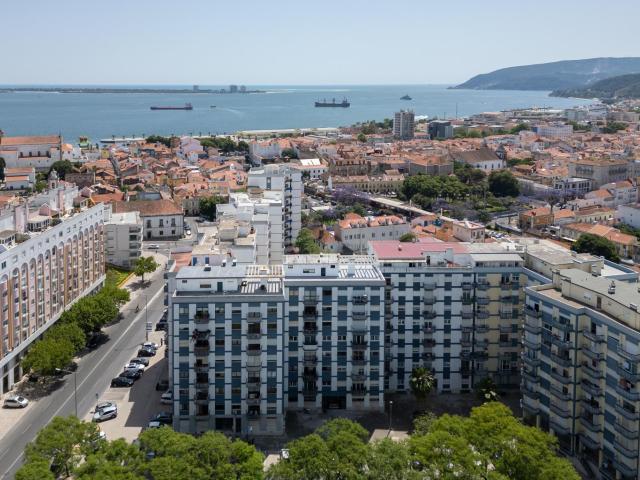 Apartamento T2 no 8º Andar com Varanda | Setúbal, S. Sebastião