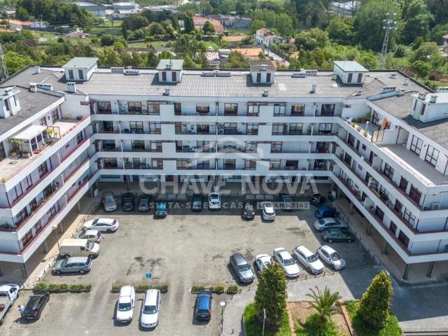 Apartamento T2 no 2º Piso com Elevador, Varandas, Garagem e Arrumos – Totalmente Renovado