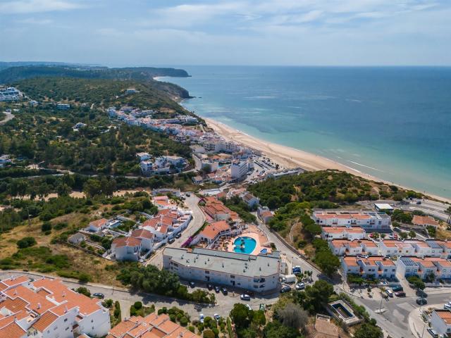 Apartamento T2 no térreo reformado com vista para o mar e gr. 55m² Budens