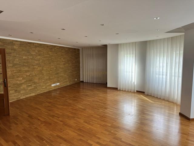 Apartamento T2 no Areeiro com estacionamento