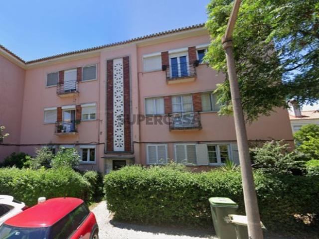 Apartamento T2 no Bairro de Alvalade com Arrecadação Exterior