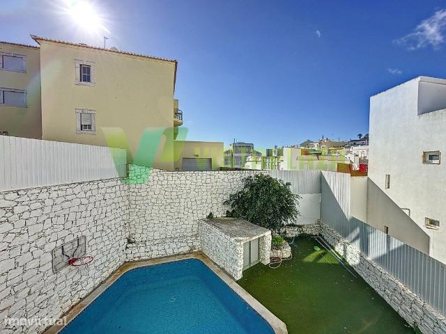 Apartamento T2 no Centro de Carvoeiro com Varanda Virada a Sul