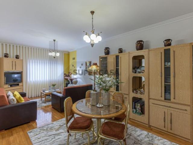 Apartamento T2 no Centro de Castêlo da Maia Último Andar com 2 Garagens!