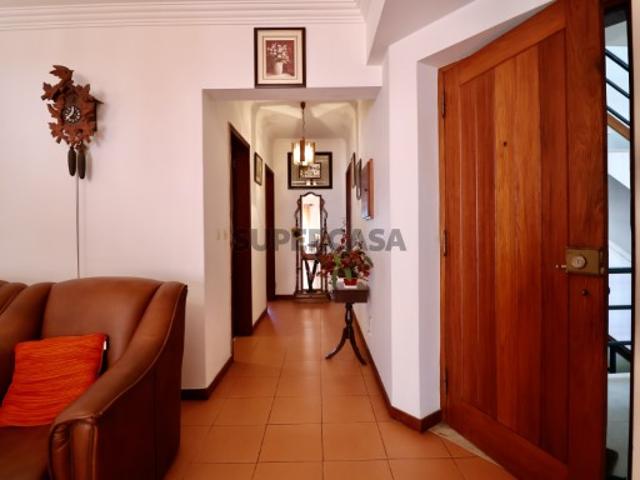 Apartamento T2 no centro de Santa Cruz: faça tudo a pé