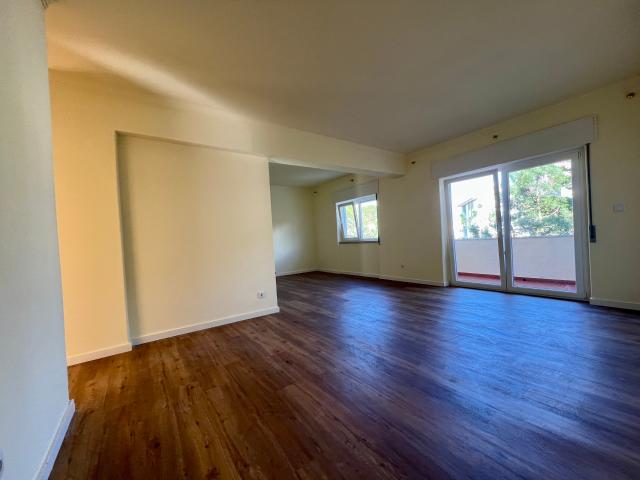 Apartamento T2, no Estoril!