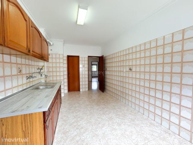 Apartamento T2 no Feij em Localizao Privilegiada