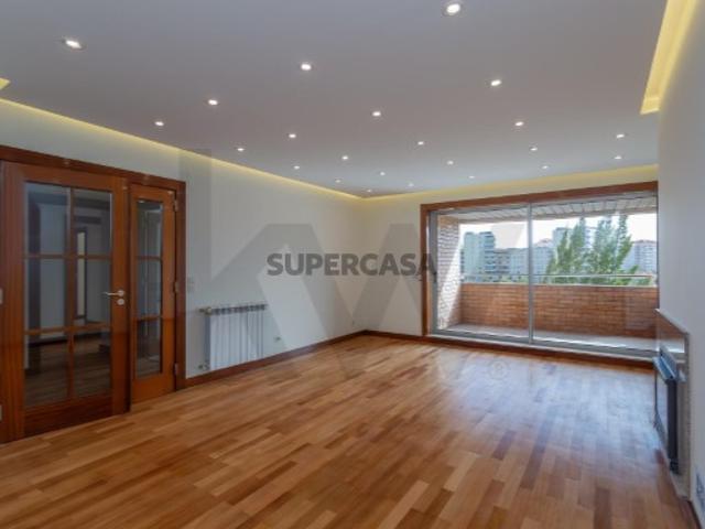 Apartamento T2 no prestigiado Condomínio do Parque com piscina / Alta de Lisboa com estacionamento