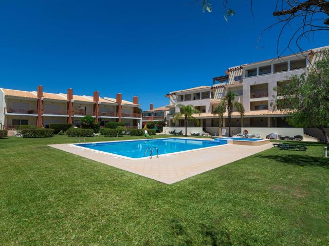 Apartamento T2 no rés do chão com vista para a piscina em Vi. 120m² Quarteira