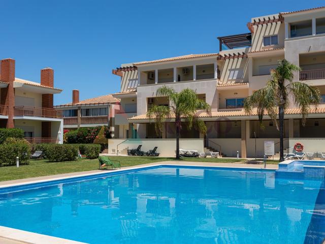 Apartamento T2 no rés do chão com vista para a piscina em Vi. 120m² Quarteira