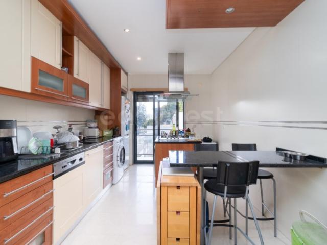Apartamento T2 no Seixal com garagem box e arrecadação