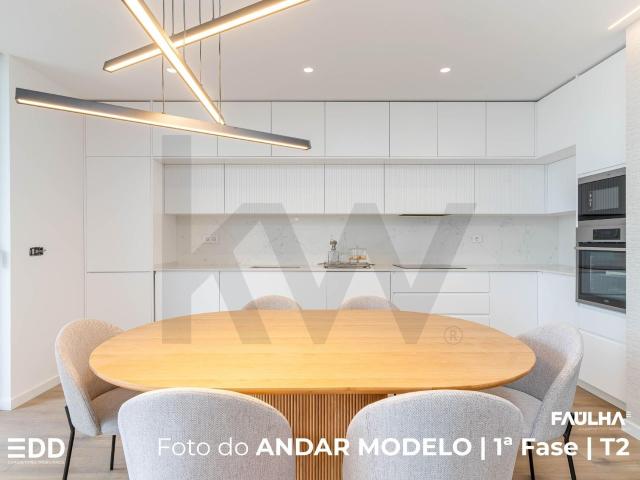 Apartamento T2 nos Apartamentos Faúlha, Sesimbra | Conforto, Luz Natural e Espaço Exterior
