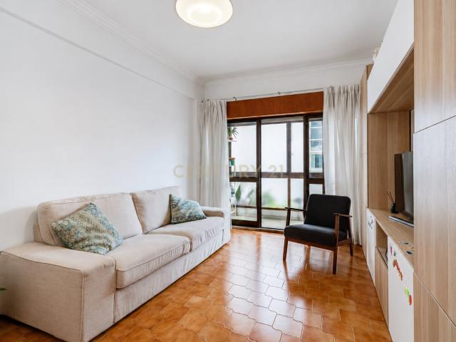 Apartamento T2 nos Olivais, Lisboa, pronto a habitar, com varanda marquise e ar condicionado
